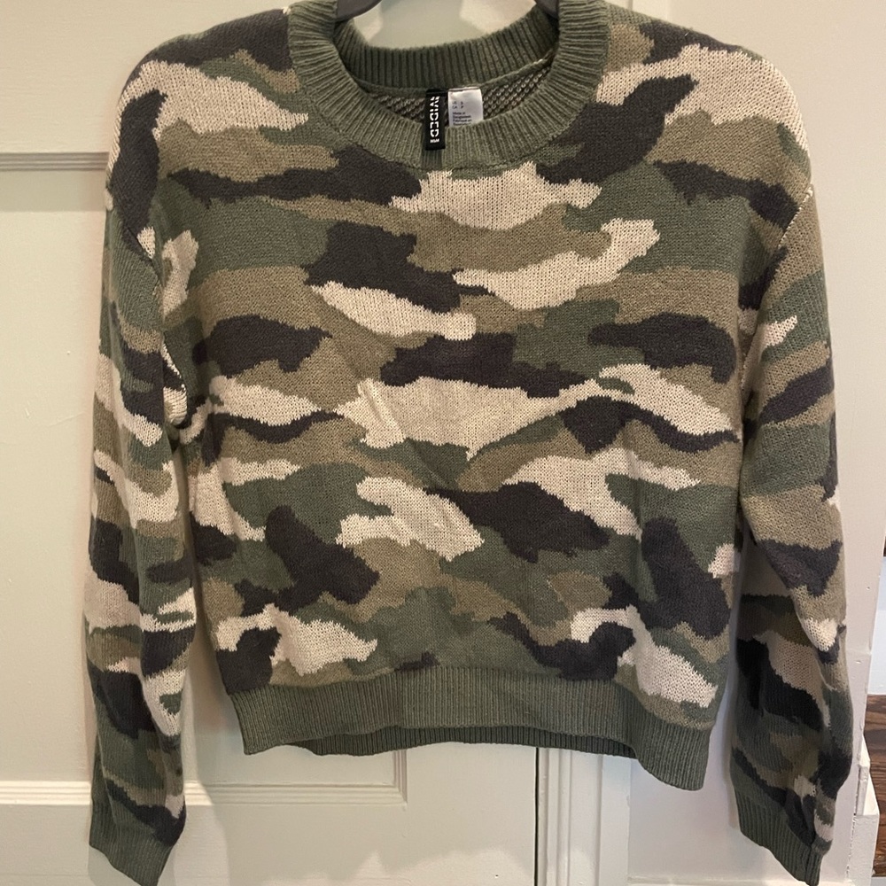Divided camo cropped sweater
